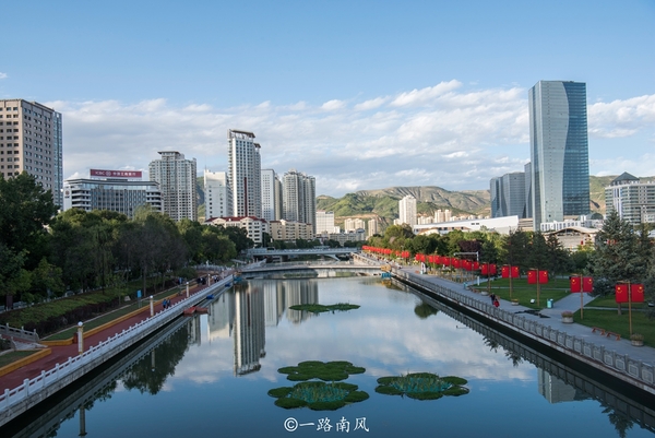 <b>深圳市中鹏现代商业美术设计有限公司</b>